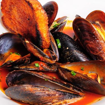 Mejillones fresco en salsa de tomates fresco con ajo y perejil. Servidos con pan crujiente.