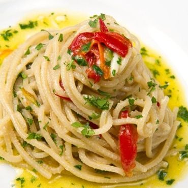 Plato de espaguetis con ajo, aceite de oliva, chile picante y perejil.