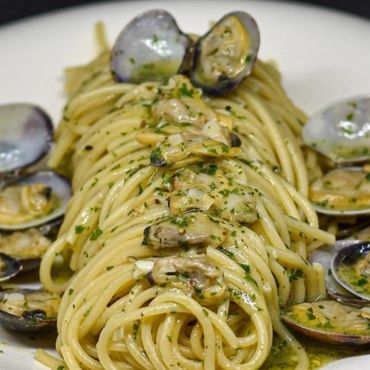 Plato de espaguetis con salsa de almejas, ajo, vino blanco y perejil.