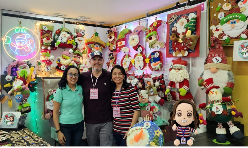 Grupo de personas sonriendo fondo muñecos decoracion navideña varias tecnicas navideñas 