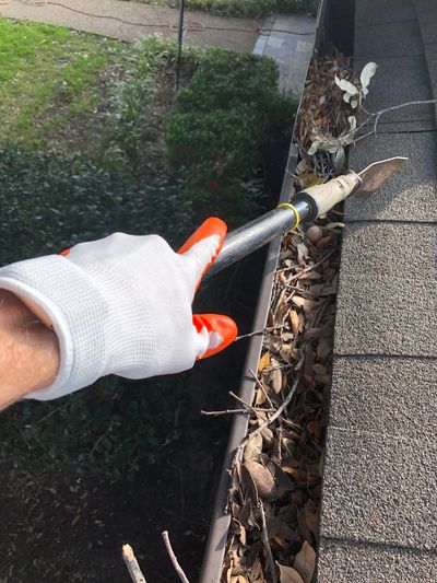 Rain gutter cleaning.Dallas,Texas.