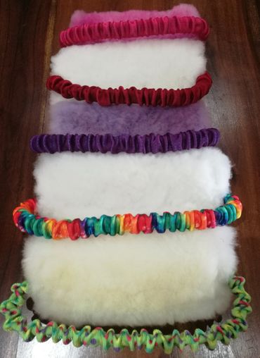 Round multi coloured bungee with sheep skin tugs