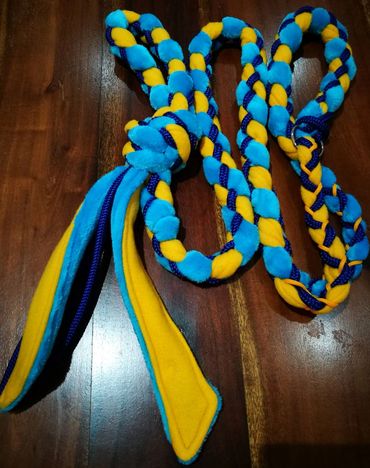 blues and yellow slip fleece lead