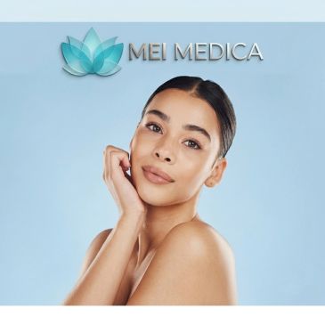 Retrato de mujer con piel radiante y fondo azul.