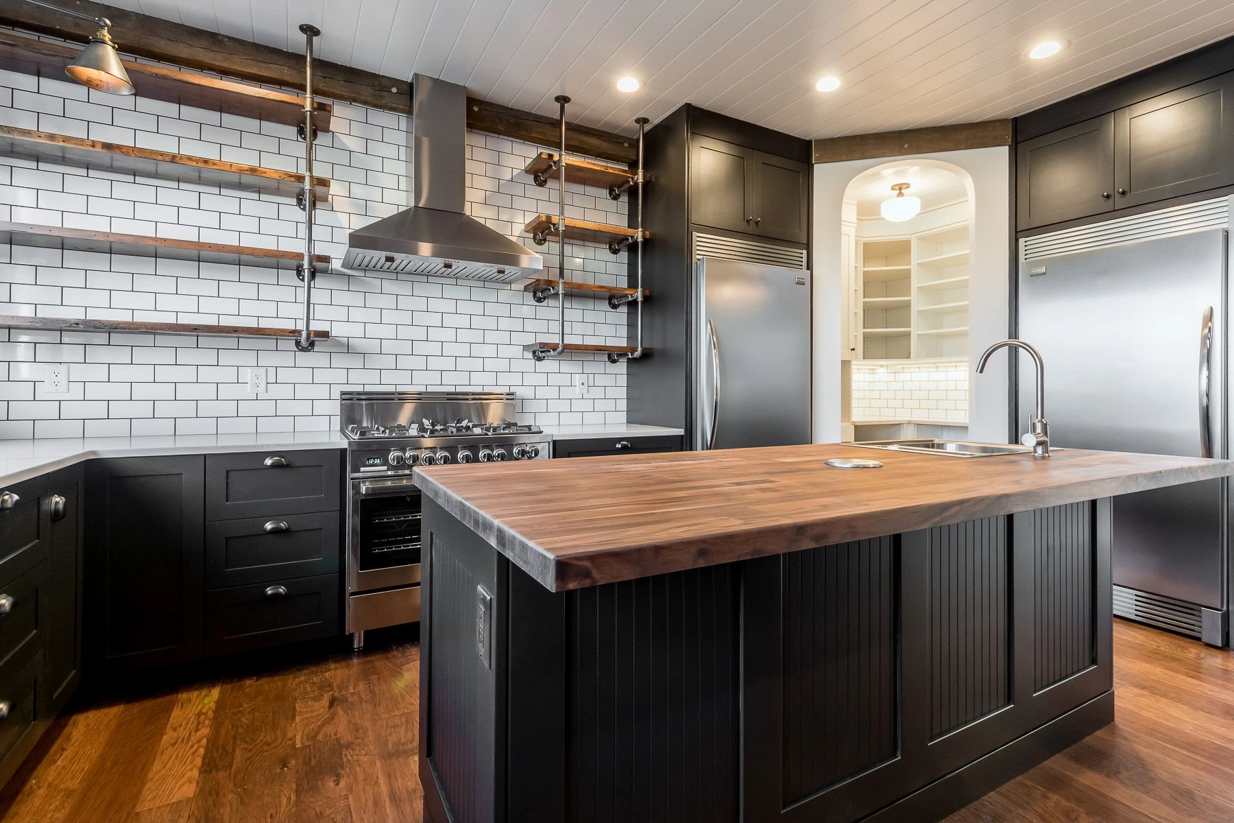 Черный кухонный гарнитур с деревянной столешницей