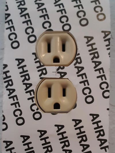 AHRAFFCO - Bed Bug Electrical Outlet Traps, Retail, Double Sided Adhesive  Clear Pest Traps, Bed Bug Electrical Outlet Traps