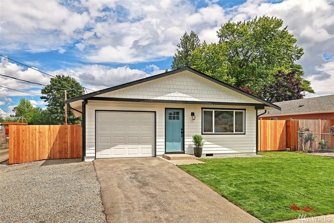 farm house chip and joanna fencing cedar sod new lawn vinyl window craftsman door design hardie shak