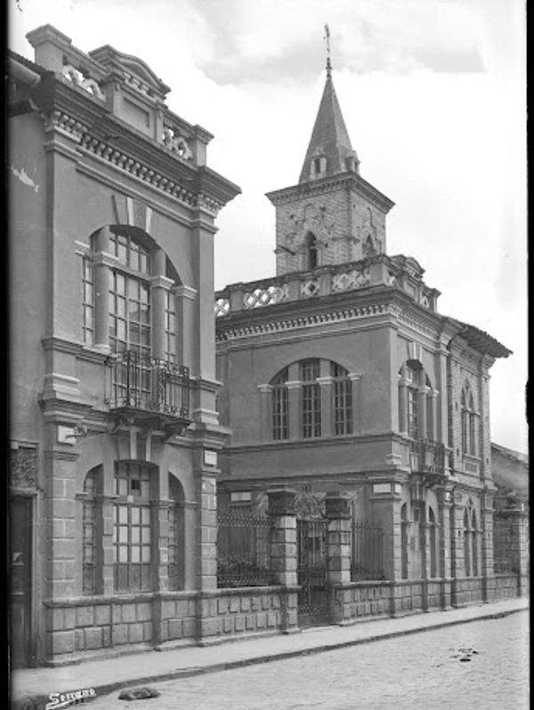 Serrano, M. J. (ca. 1920–1930). Fachada del Colegio de las Madres Marianitas, Cuenca [Fotografía]. C