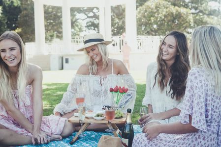 Wine picnic table