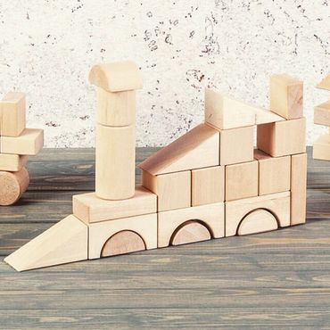 Lighty 100 natural wooden blocks with polished surfaces and rounded corners. Montessori eco buildings