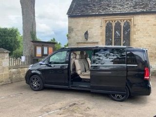 Véhicule Swiss Taxi Nyon stationné devant la gare de Nyon, prêt à accueillir les passagers