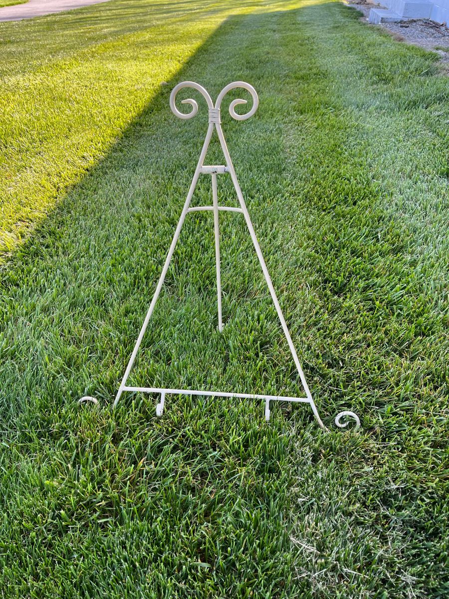 Cream Tabletop Easel the-cedars-at-carr-farm
