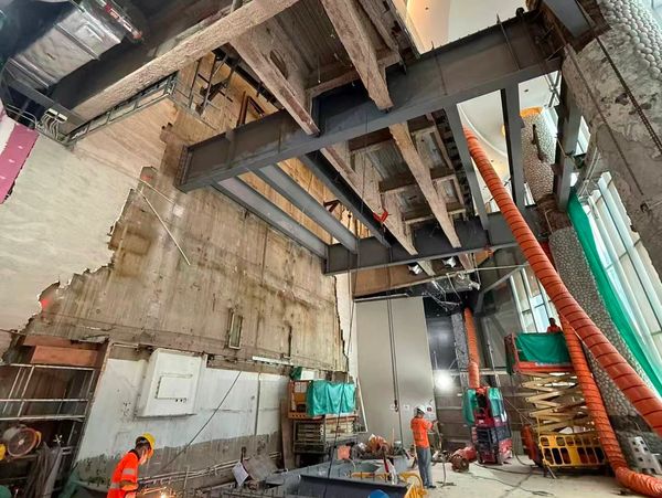 室内大规模建筑施工现场，工人作业。