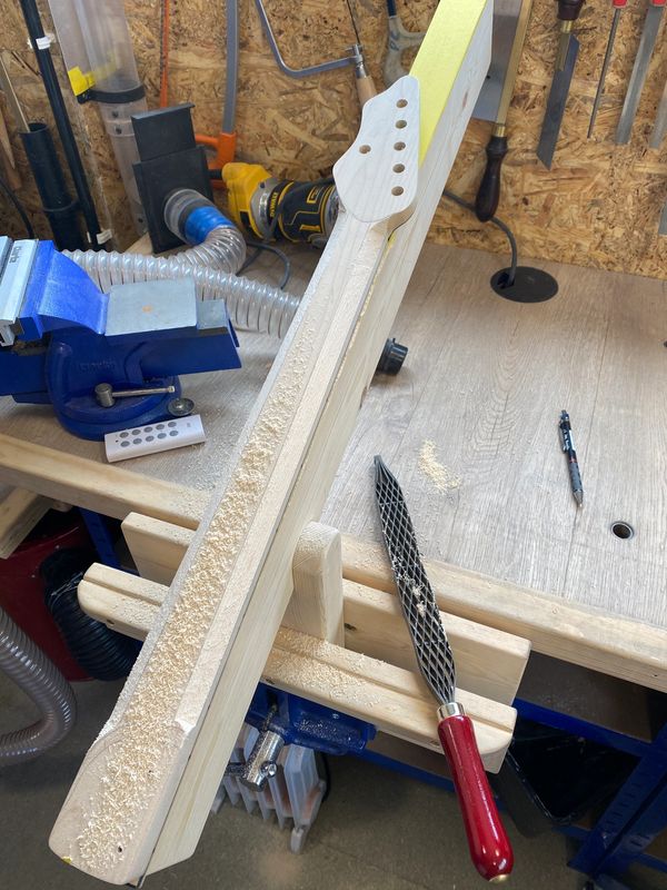 Shaping a guitar neck 