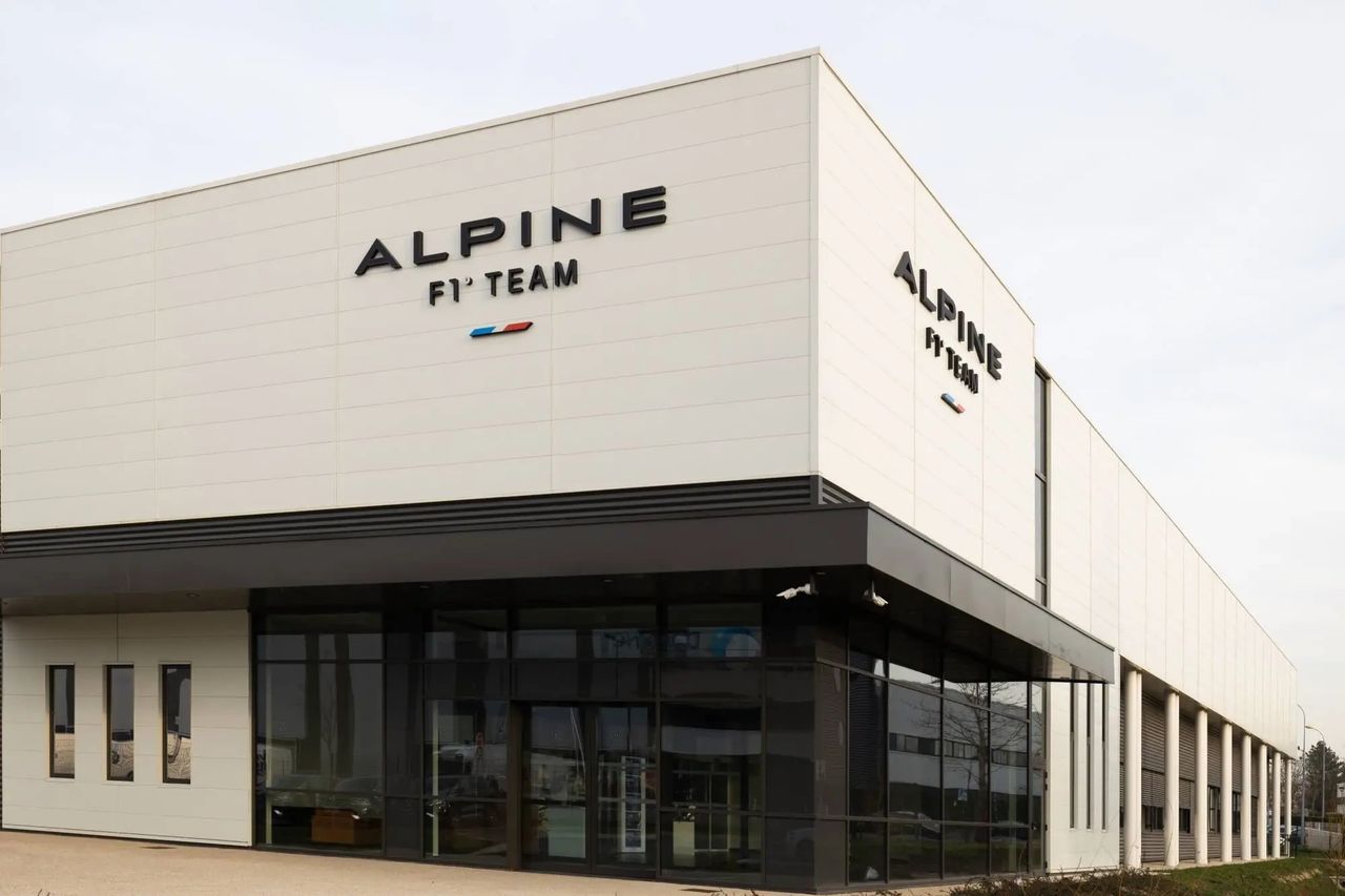 Alpine F1 Team factory at Enstone, home of the team’s Formula 1 operations, photographed from the front entrance. Photo credit: Alpine F1 Media. Alpine F1 Team factory at Enstone, home of the team’s Formula 1 operations, photographed from the front entrance. Photo credit: Alpine F1 Media.
