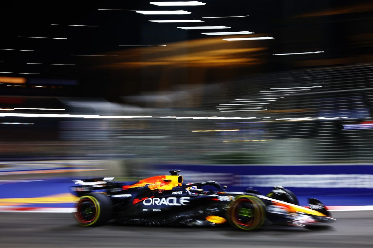 Max Verstappen driving the Red Bull Racing RB20 at the Marina Bay Street Circuit during the 2024 Formula 1 Singapore Grand Prix night race. The long-exposure photo highlights the speed and atmosphere of F1’s toughest endurance event.