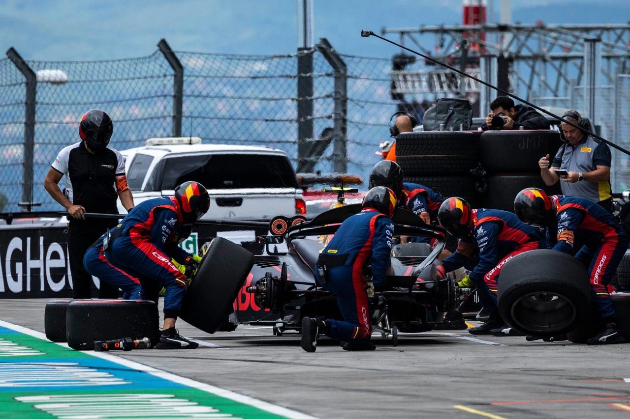 Arvid Lindblad pits for Campos Racing during the 2025 FIA Formula 2 Feature Race at the Hungaroring in Budapest, Hungary. Round 10 of the F2 season took place August 1–3, with Lindblad running a strong alternative tyre strategy.