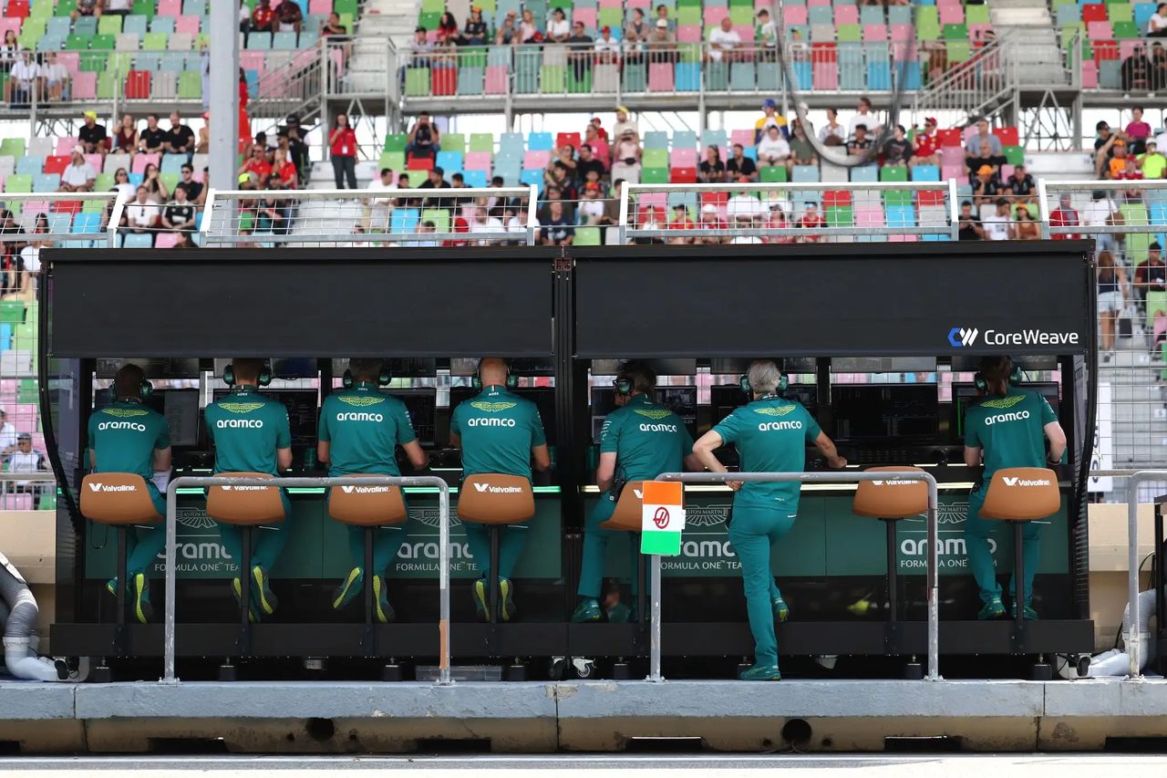 aston-martin-pit-wall-azerbaijan-gp-2025