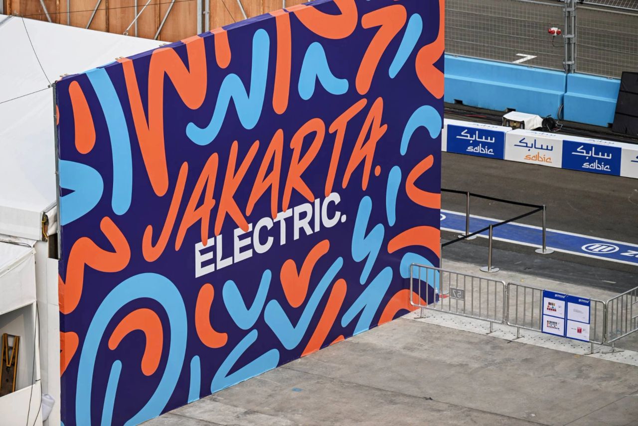 Formula E returns to Jakarta for Round 12 of Season 11 with the GEN3 Evo debuting on Indonesian soil at the iconic Ancol Beach circuit. 