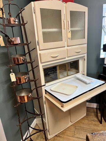 1950’s kitchen cabinet in excellent condition with original egg and serving tray.