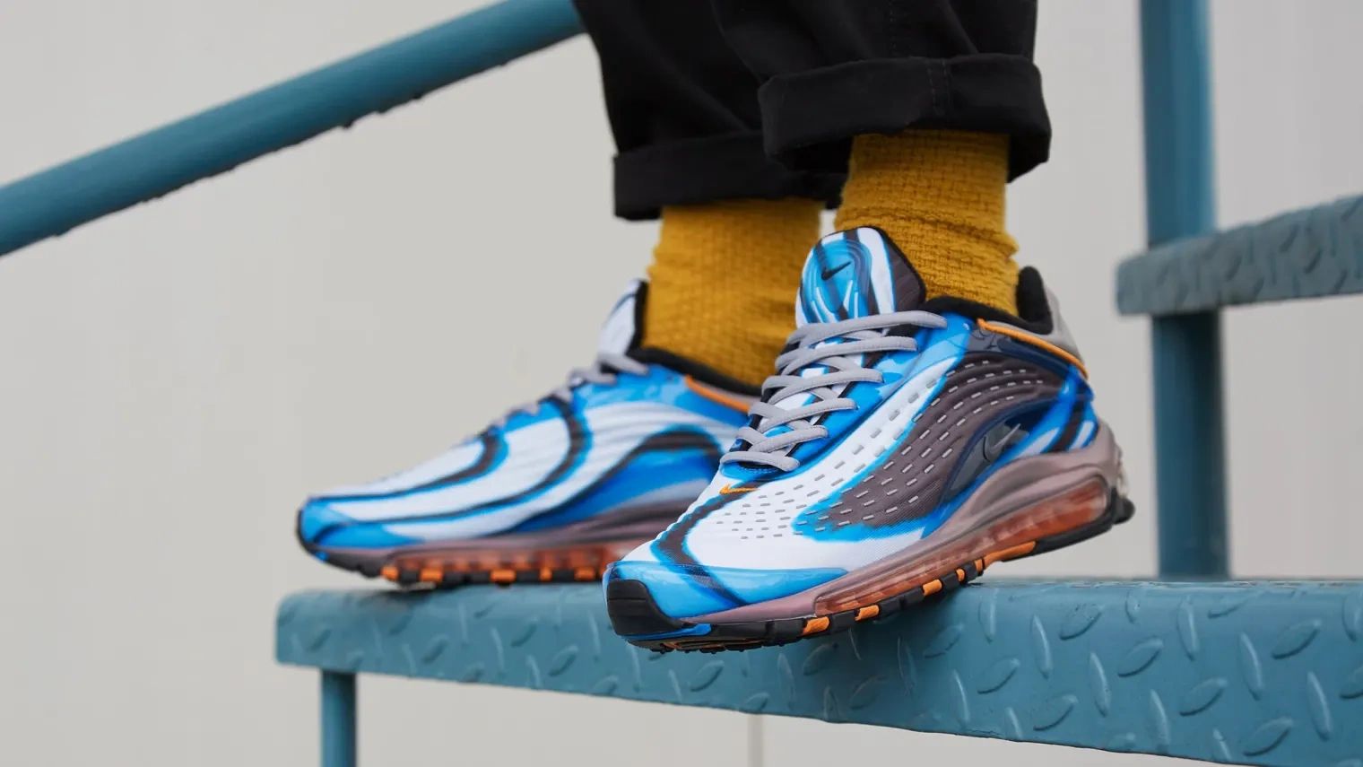 Nike air max deluxe on feet hot sale