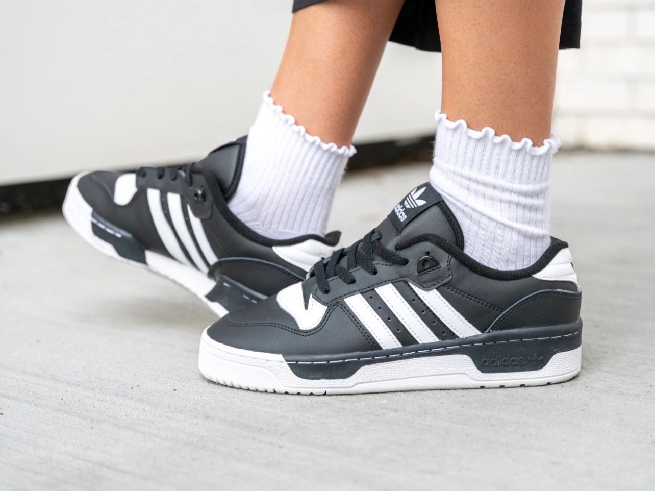 スニーカー adidas Rivalry Low 86 White Black IF6262 adidas Rivalry 86 Low 'White Black Gold' IF6262