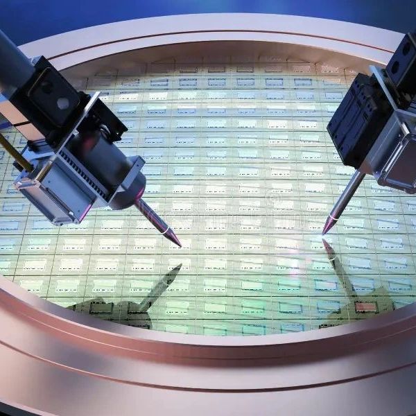 Máquina trabajando en un chip semiconductor.