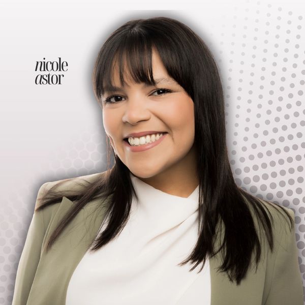 Mujer sonriente con chaqueta verde y blusa blanca.