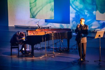 Arnaldo Antunes e Vitor Araújo no show  do álbum Lágrimas no Mar no Teatro Riachuelo Rio. 