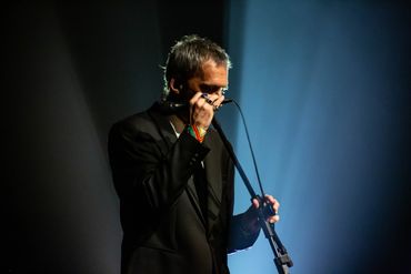 Arnaldo Antunes e Vitor Araújo no show  do álbum Lágrimas no Mar no Teatro Riachuelo Rio. 