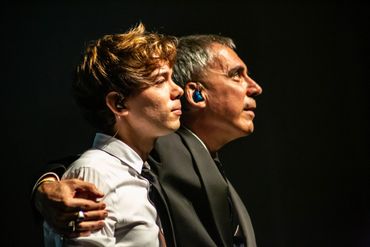 Arnaldo Antunes e Vitor Araújo no show  do álbum Lágrimas no Mar no Teatro Riachuelo Rio. 