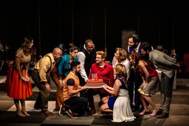 Company no Teatro Sesc Ginástico. Dirigido por João Fonseca, com direção musical de Tony Lucchesi.