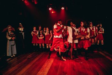 Santa Disciplina, escrita e dirigida por Afra Gomes e Leandro Goulart. No teatro Cândido Mendes.