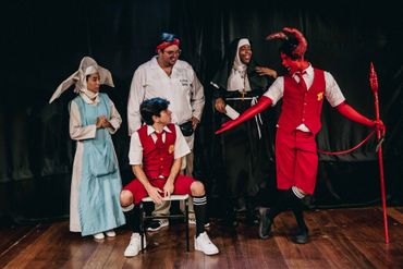 Santa Disciplina, escrita e dirigida por Afra Gomes e Leandro Goulart. No teatro Cândido Mendes.