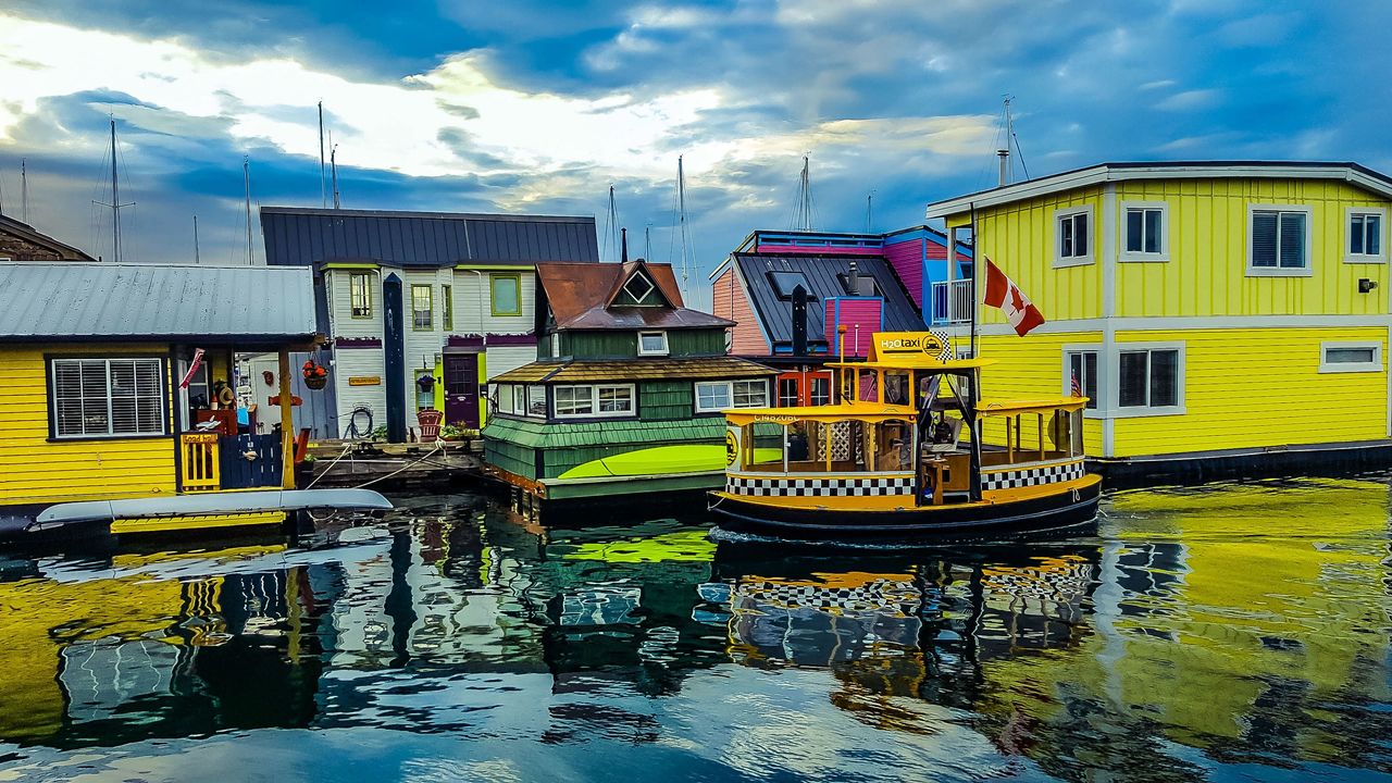 Floating houses at Fisherman's Wharf