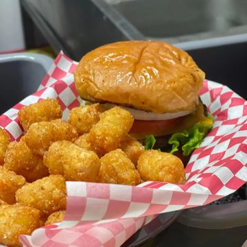 Cheeseburger with tatortots