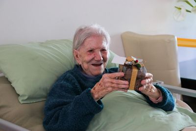 Tere es nuestra paciente más grande.Tiene 99 años y es chilena de nacimiento.
