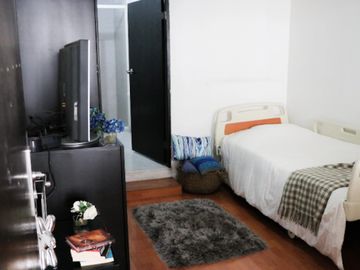 Récamara a nivel de entrada, con baño individual, tele y armario.