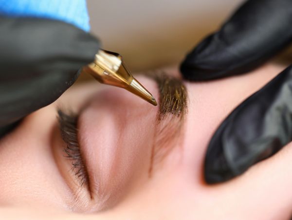 Beauty technician doing ombre powder brows / microshading