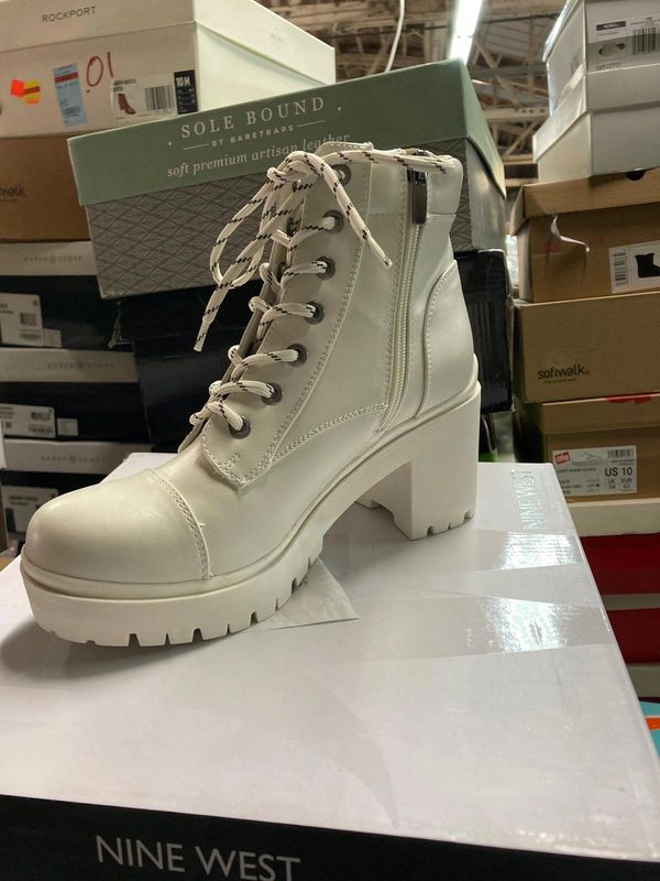 Bota blanca de piel con tacón