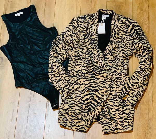 animal print blazer y bodysuit mujer