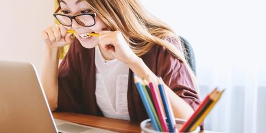 Une étudiante qui n'en peut plus de travailler sur sa dissertation finale.