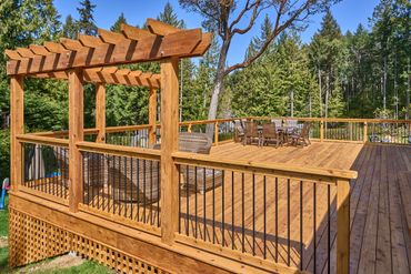 image of custom deck in Nanaimo with custom cedar and metal deck railings.