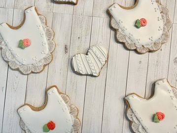 Baby shower cookies; bibs and hearts