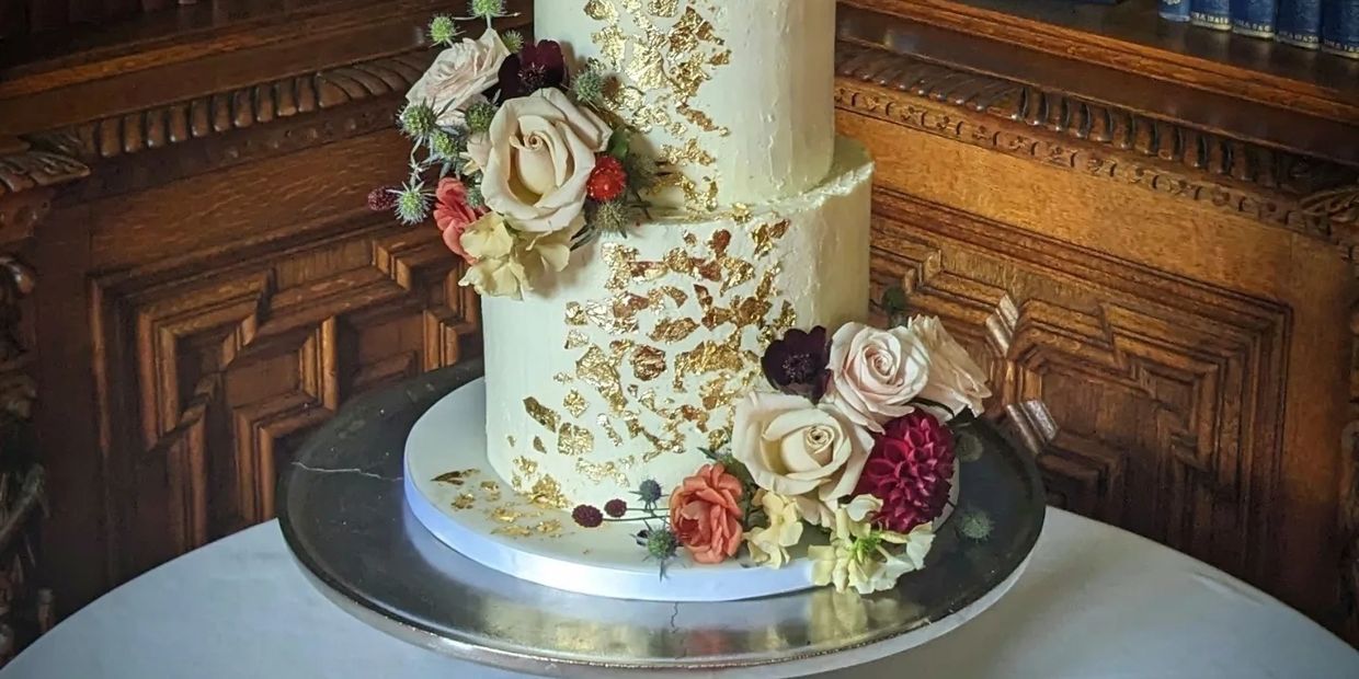 Stunning wedding cake at Cotswolds venue