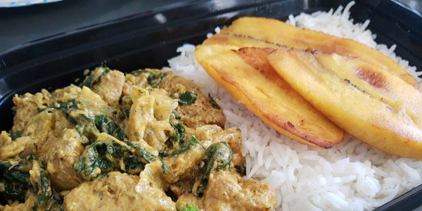 Single portion or curry chicken, basmati rice and plantain