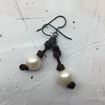 freshwater pearl black greek leather earrings