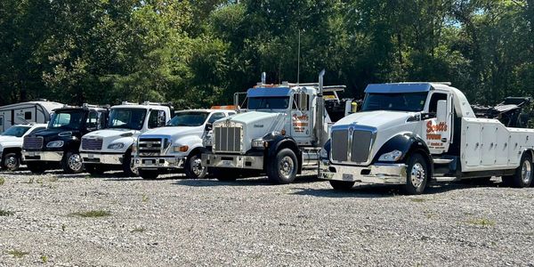 Scott’s Towing fleet in Hannibal, MO ready for heavy-duty towing, semi recovery, & accident response