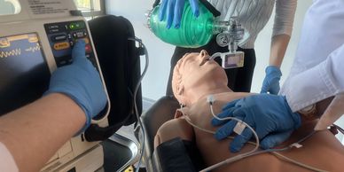 Équipe de réanimation en action avec le moniteur cardiaque et le ballon ventilatoire. 