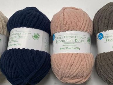 Made from recycled polyester, this super chunky yarn is crafted from recycled bottles, blending sust
